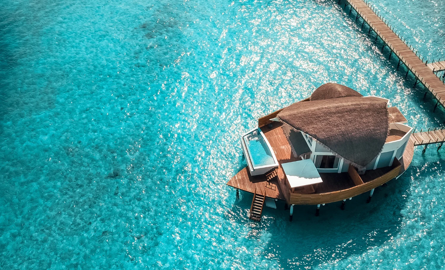 Villa sobre el agua en una isla tropical como extensión después de un safari