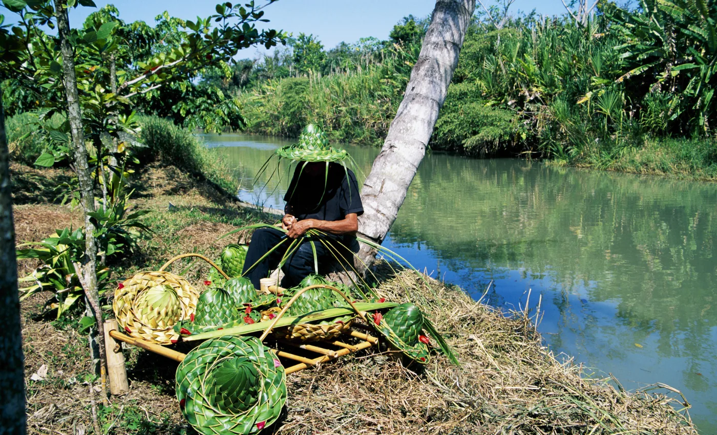 Artesanía tradicional elaborada con fibras vegetales en Costa Rica