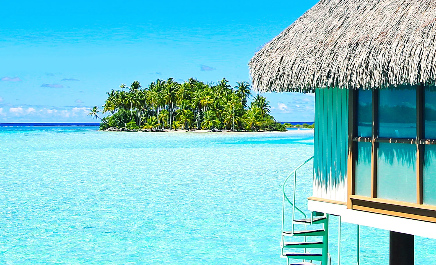 Bungalow sobre el agua frente a un motu de la Polinesia
