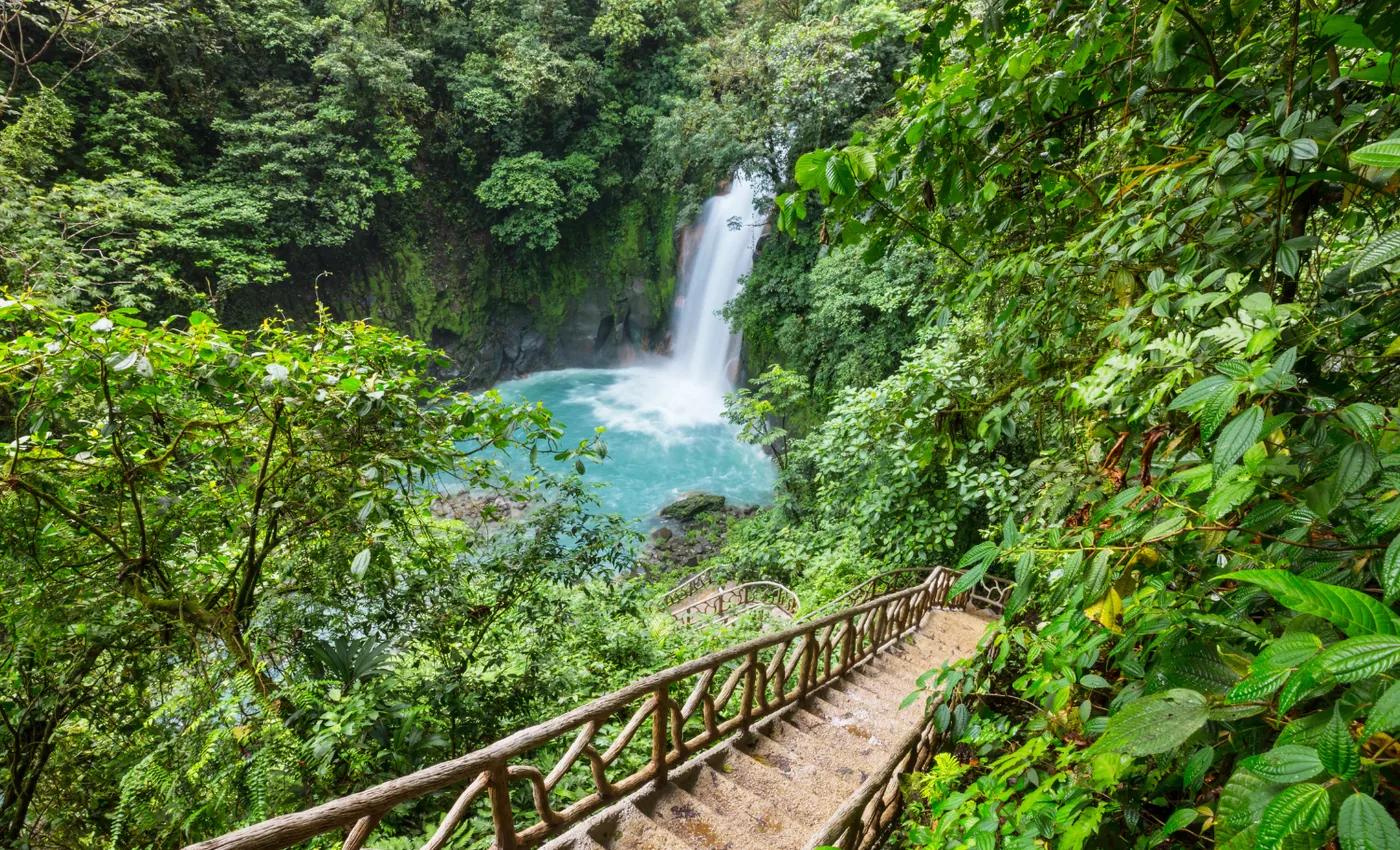 Cascada rodeada de selva tropical en Costa Rica