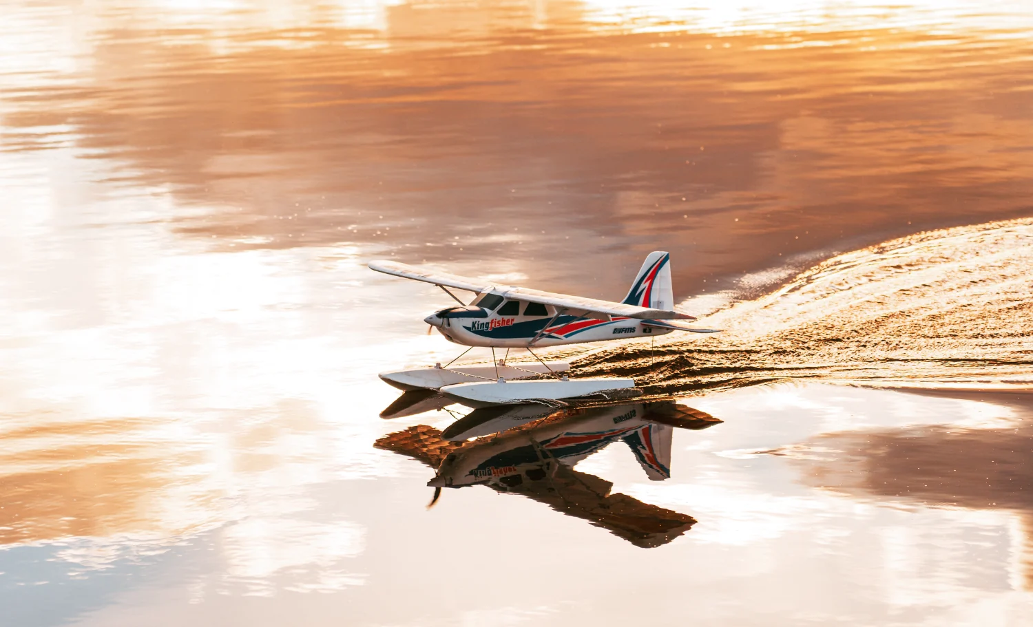 Catamarán navegando al atardecer en una laguna de la Polinesia