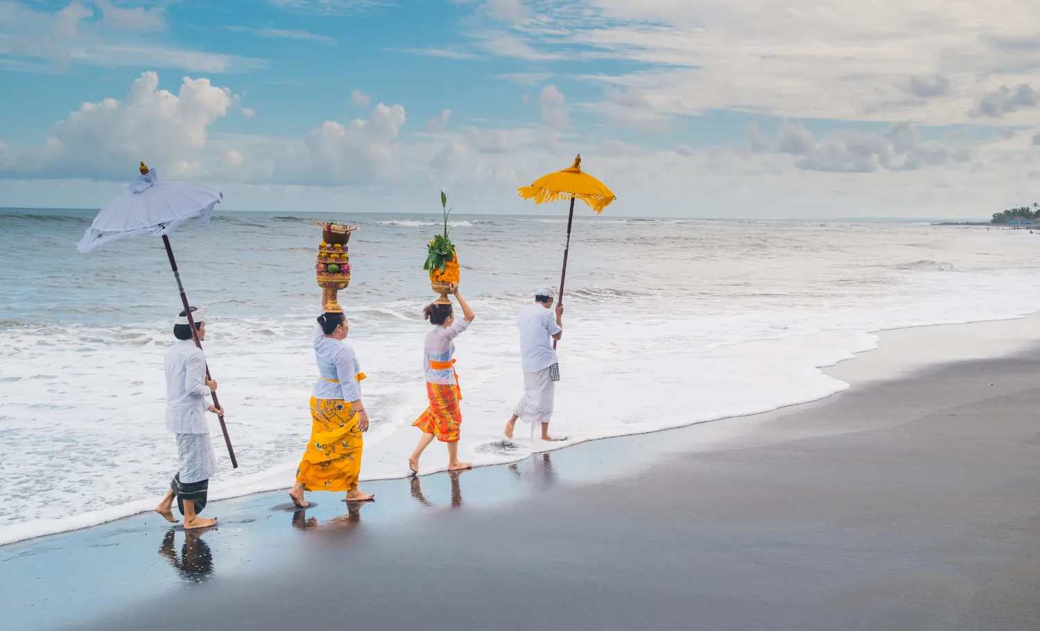 Ceremonia balinesa junto al mar