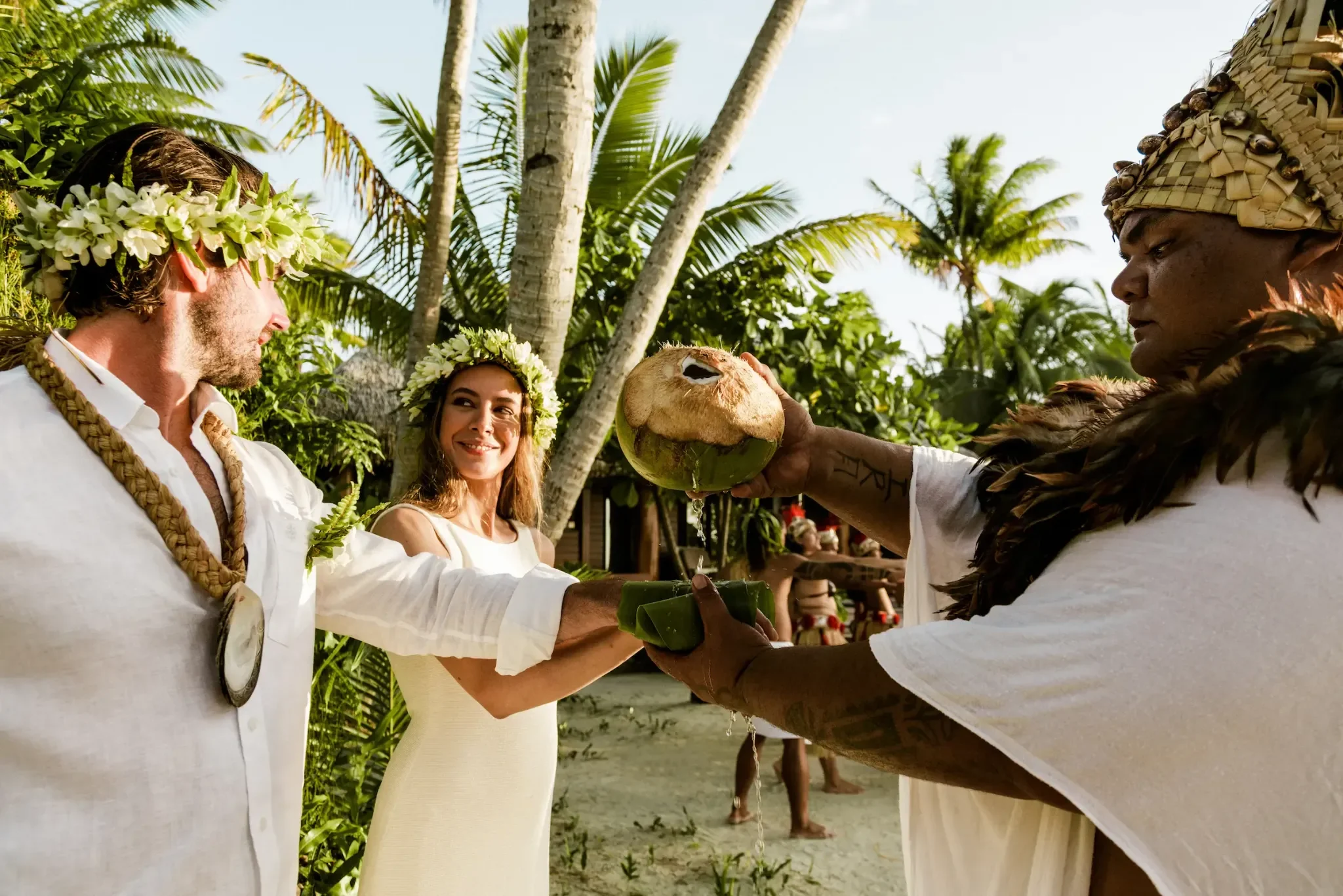 Bienvenida polinesia con flores y coco durante una estancia en las islas