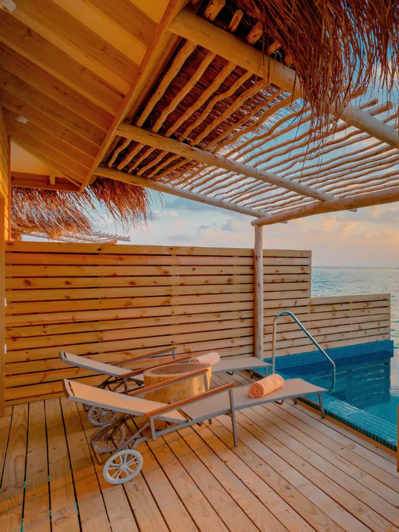 Terraza privada sobre el mar preparada para una estancia de luna de miel