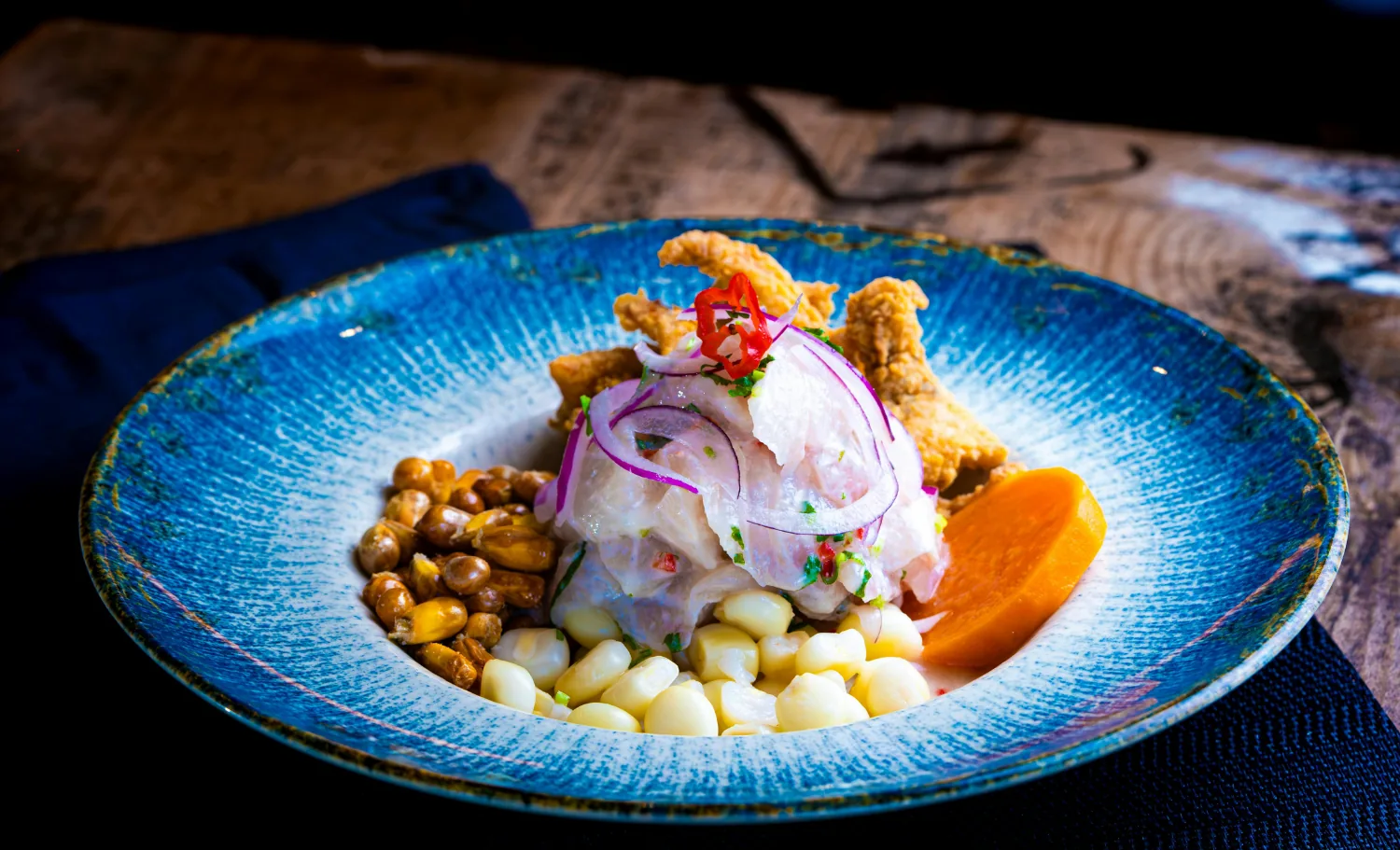 Ceviche en una experiencia gastronómica en Perú
