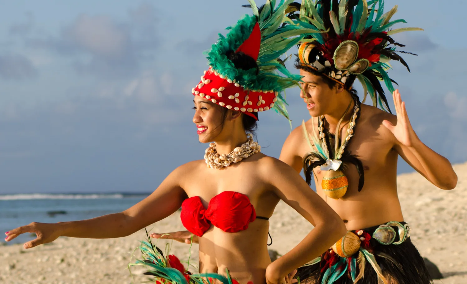 Danzas y tradiciones de la cultura polinesia en la playa