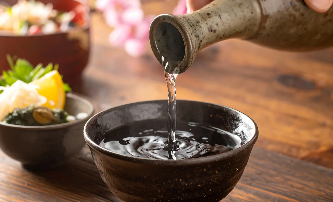 Sake japonés servido durante una experiencia gastronómica en Japón