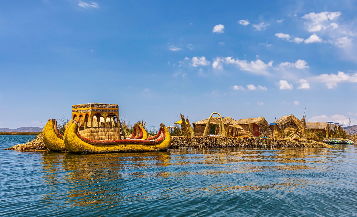 Embarcación tradicional en el lago Titicaca, Perú