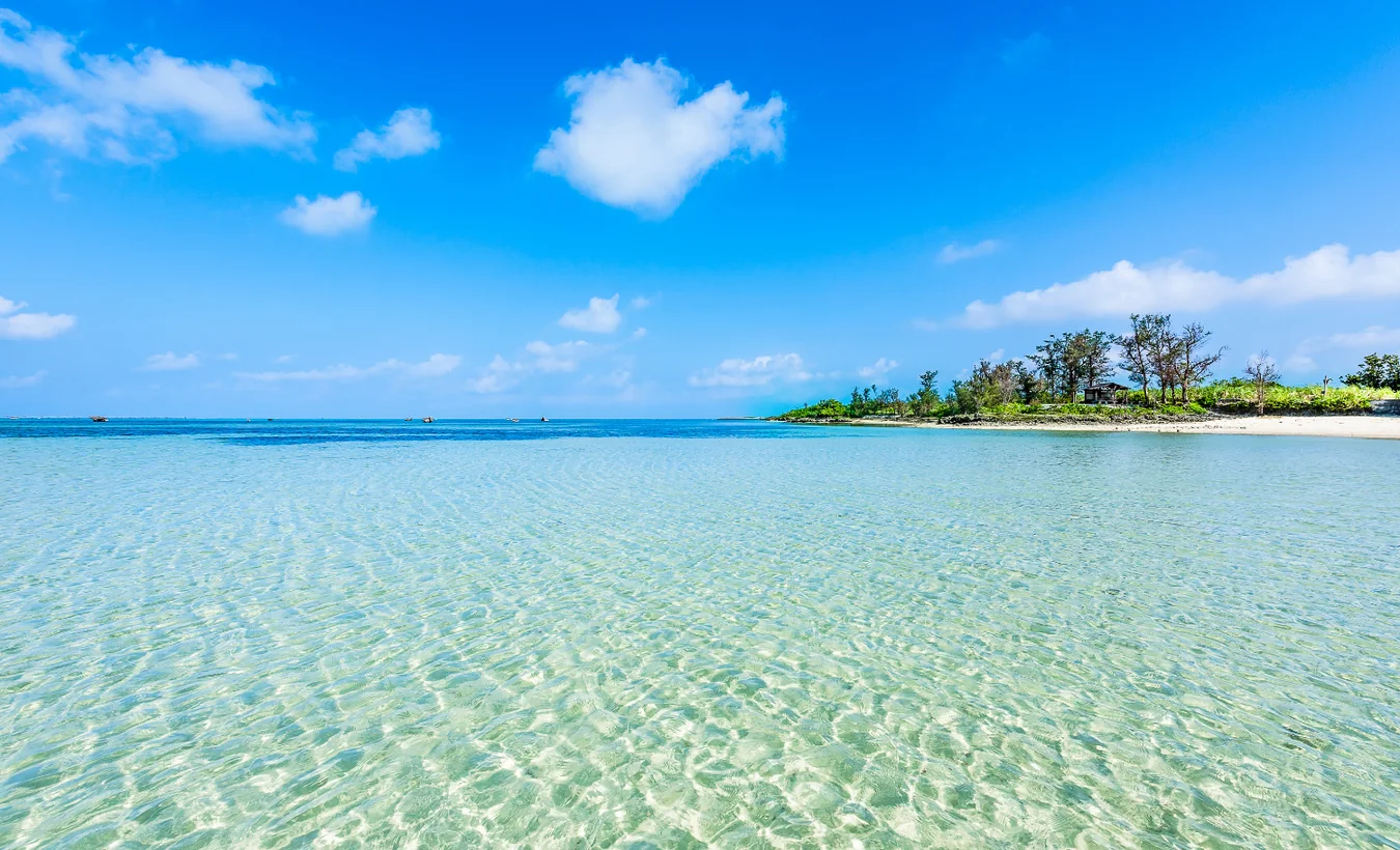 Playa de aguas transparentes en Okinawa, Japón