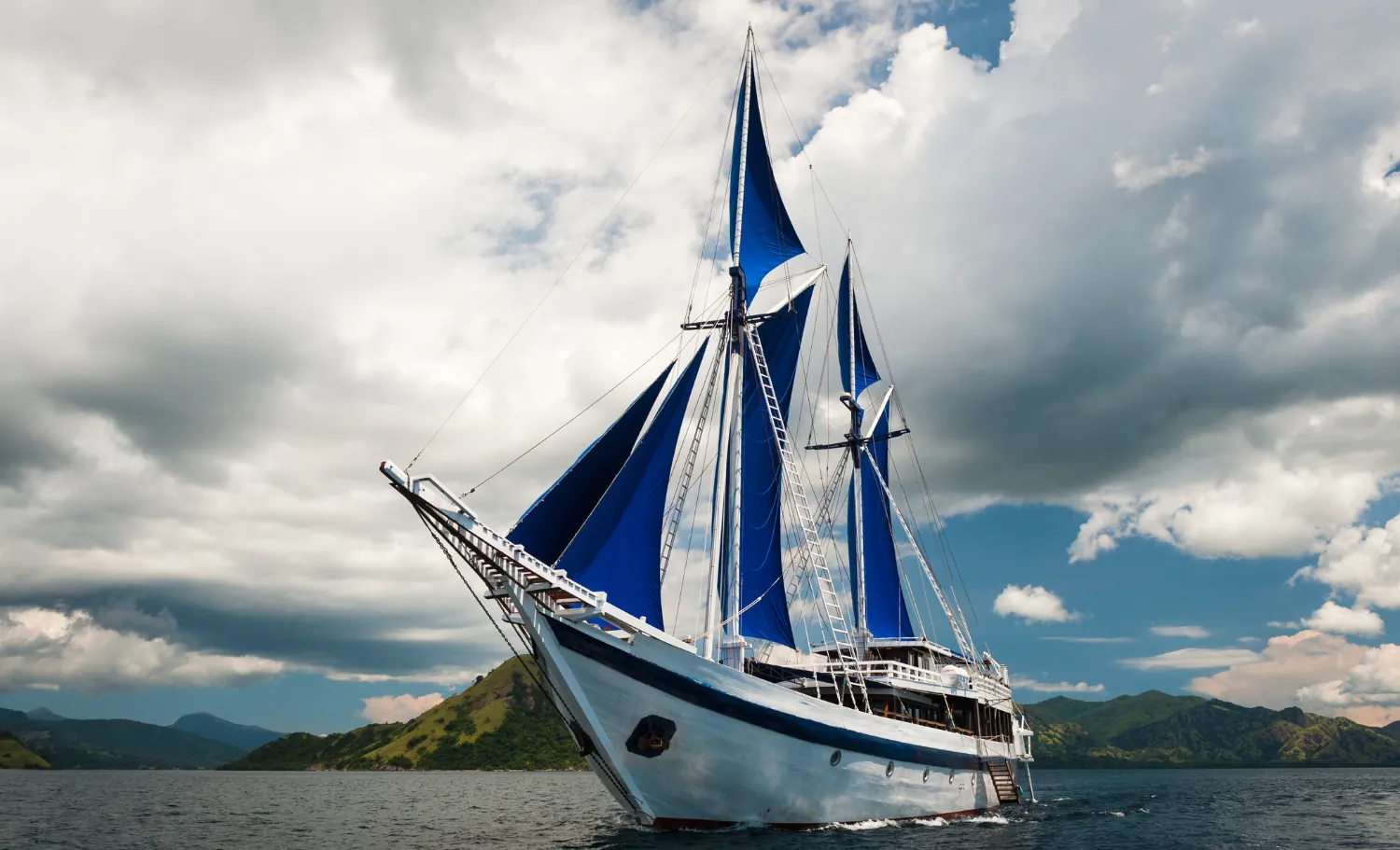 Phinisi navegando por Komodo
