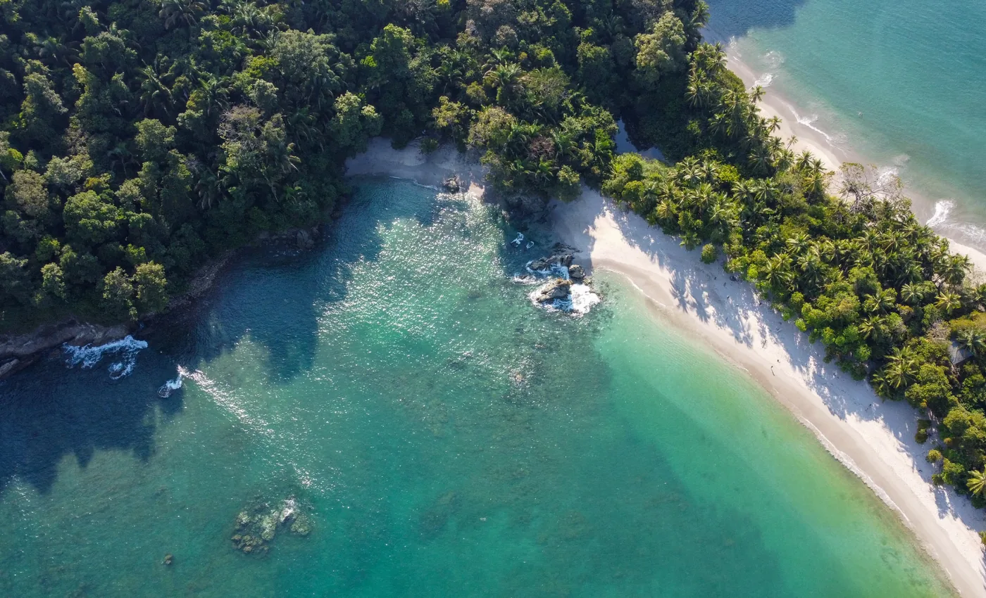 Playa tropical del Pacífico rodeada de selva en Costa Rica