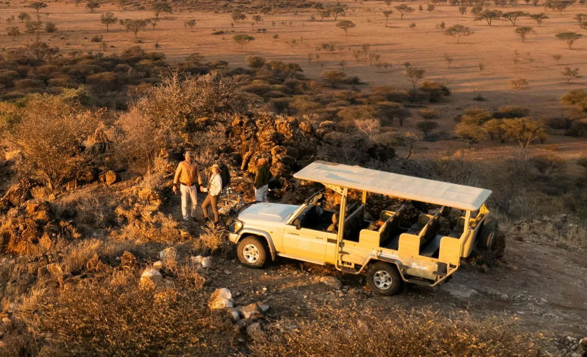 Vehículo privado con guía durante un safari exclusivo en Tanzania