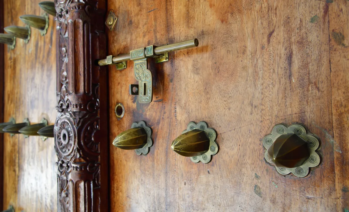 Puerta tallada tradicional de Stone Town en Zanzíbar