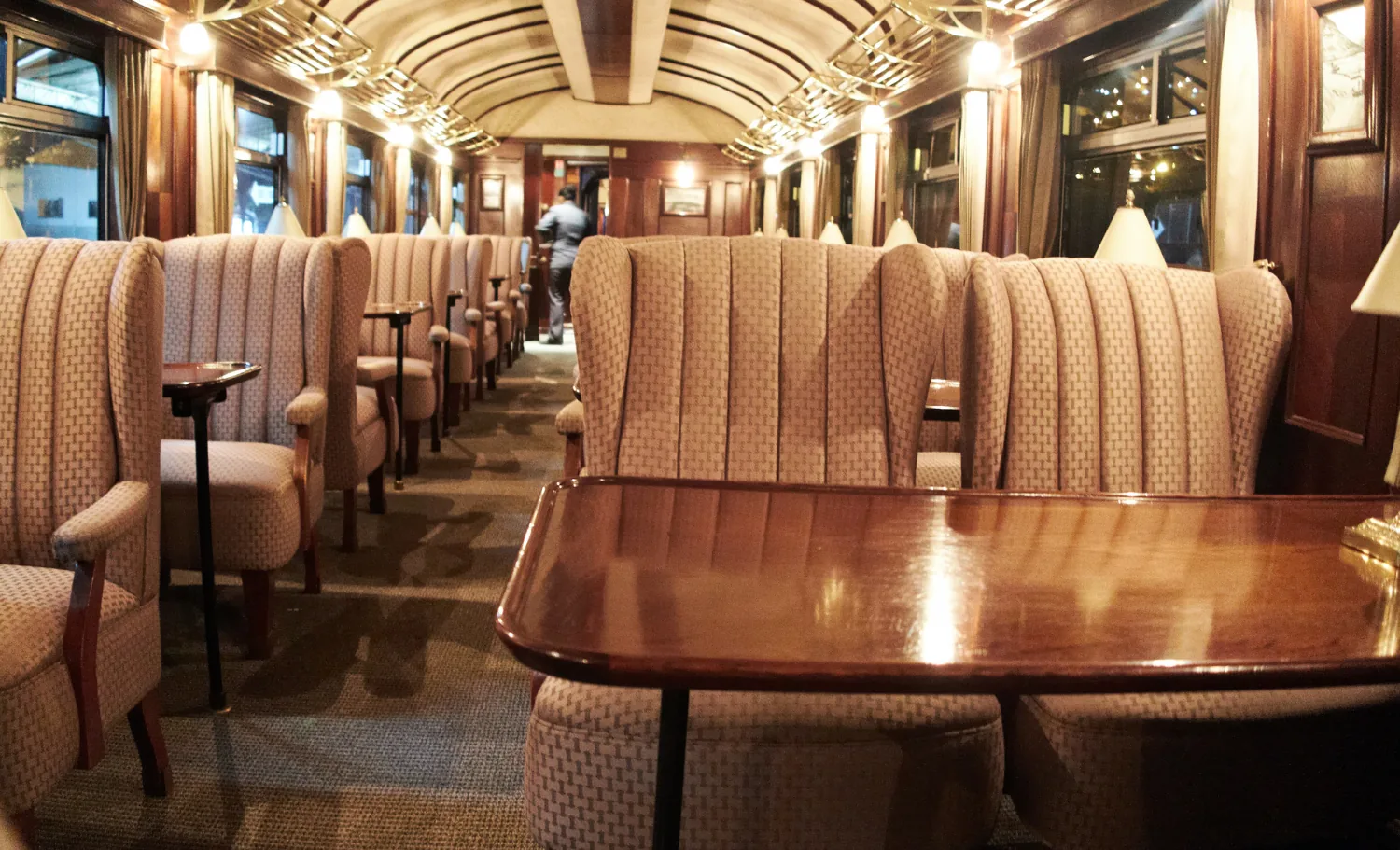 Interior de un tren panorámico en Perú