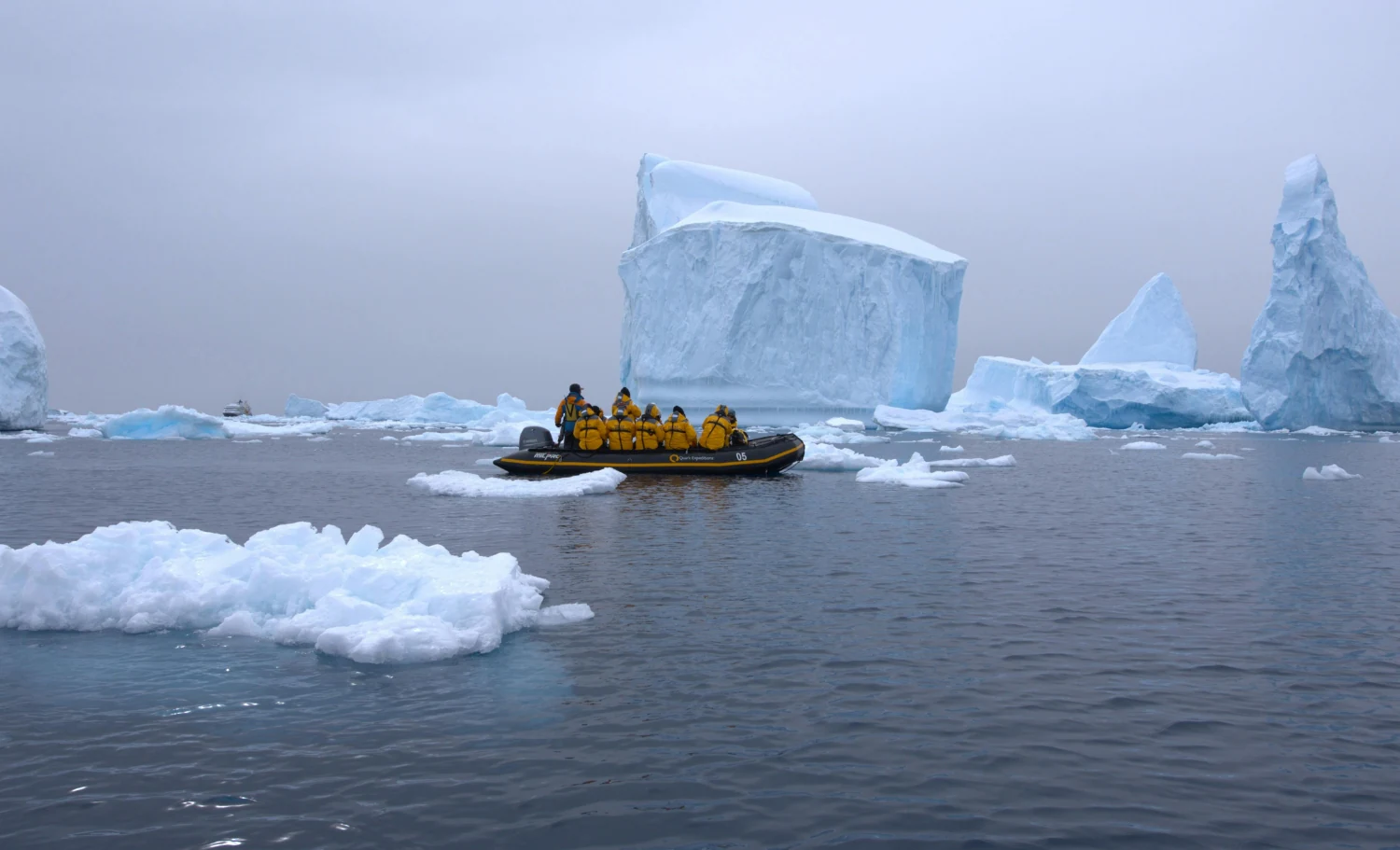 Navegación en zodiac entre icebergs durante un viaje de aventura en familia