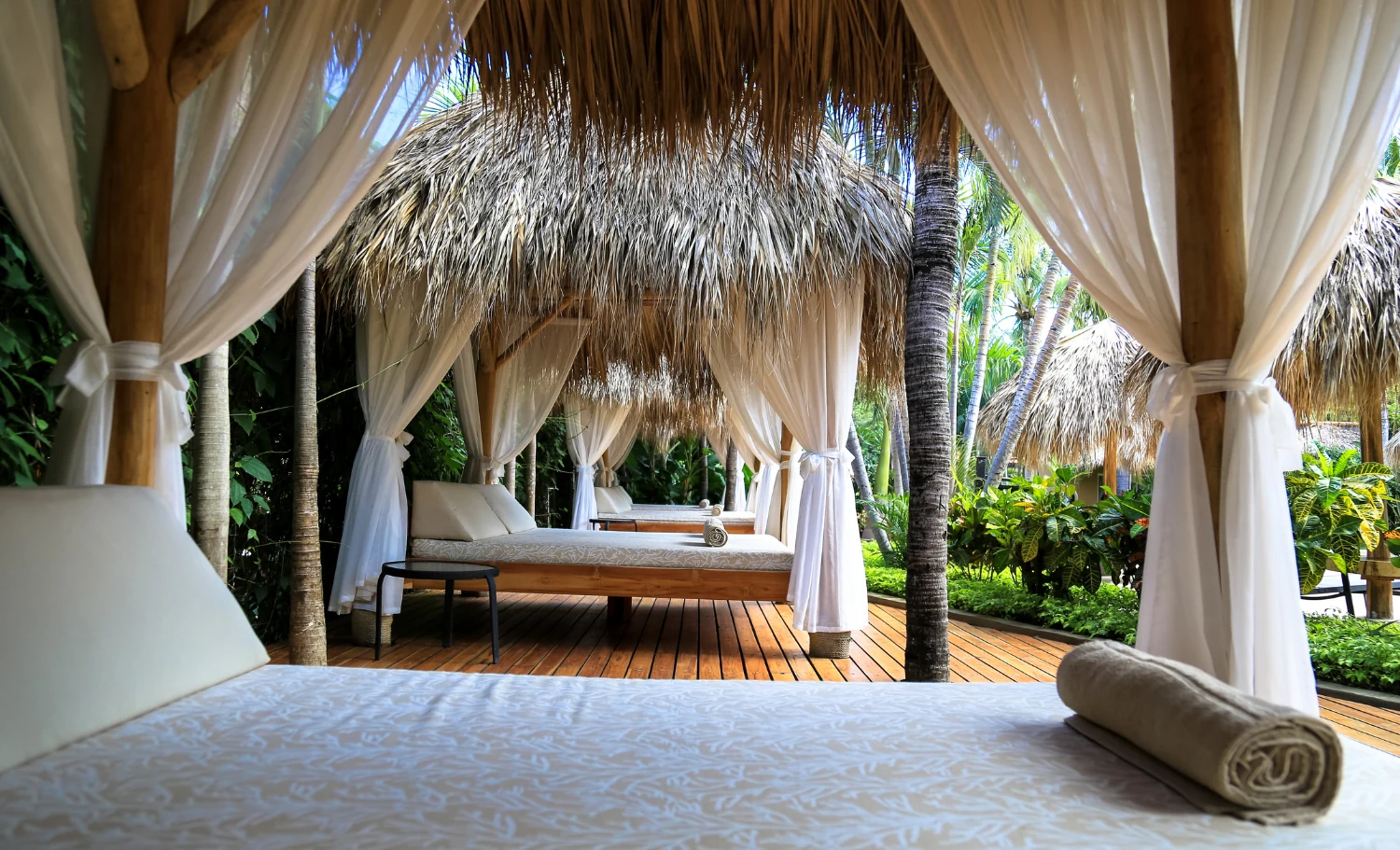 Espacio de descanso tropical con camas balinesas durante un viaje en familia