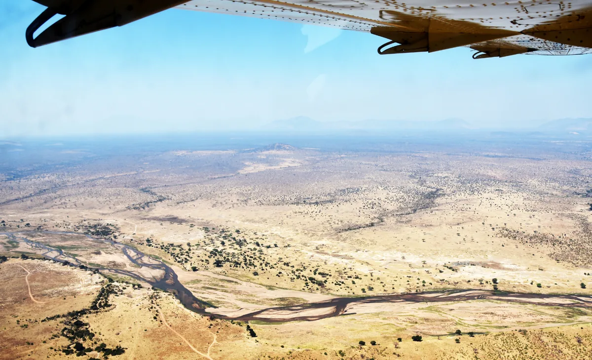 Paisaje de Tanzania visto desde una avioneta durante un vuelo entre etapas de safari